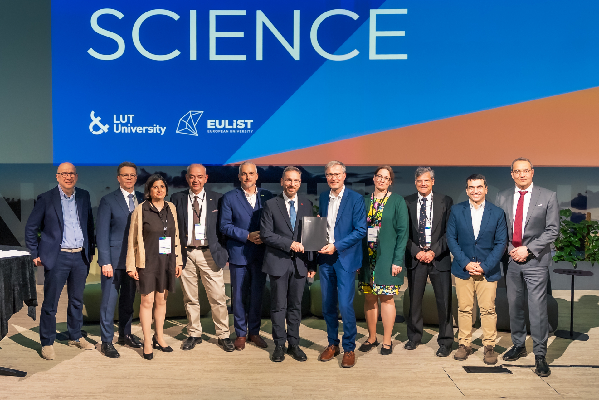 Group photo of all rectors together with the rector of the University of Stuttgart